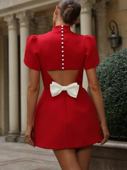 Sırtı Açık Kısa Etekli Elbise ve Fiyonk Detayı