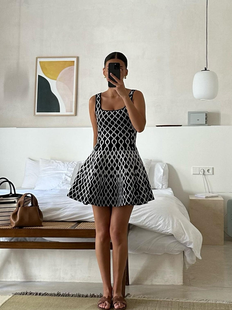 Dalga Çizgili Triko Elbise Açıklaması