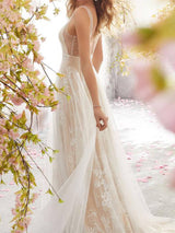 V yaka kolsuz dantel elbise