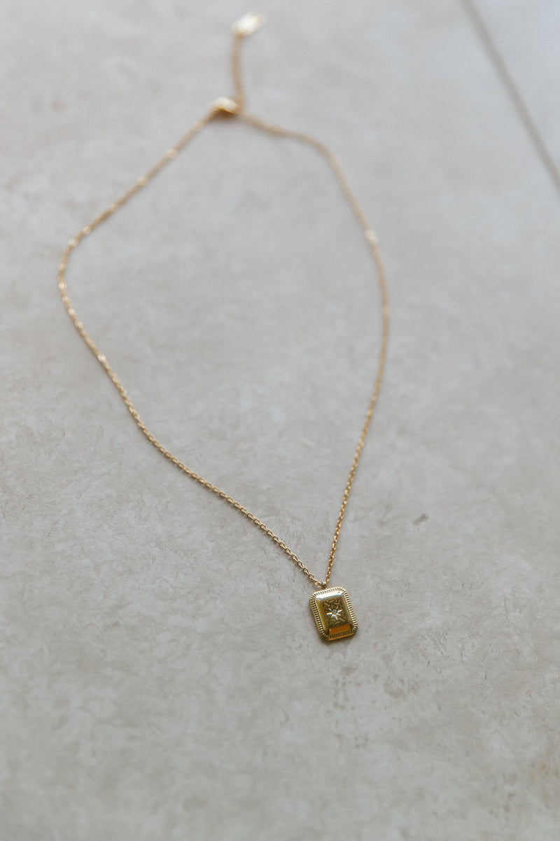 18 Ayar Altın Kaplama Yıldızlı Manzaralar Kolye