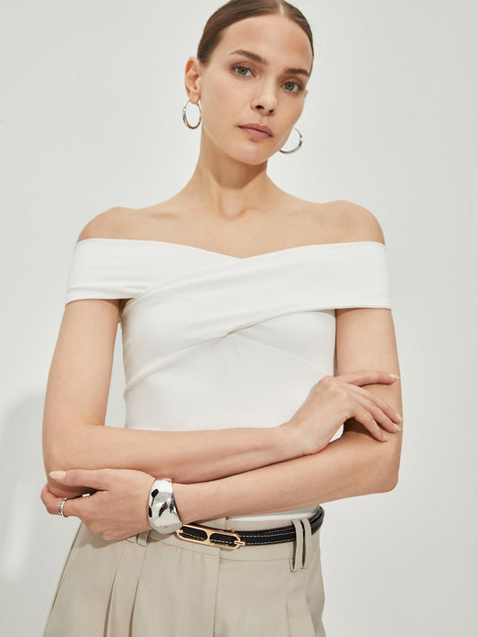 Şık Off-Shoulder Tişörtler